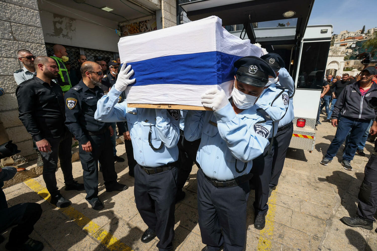 Теракт в Бней-Браке: тысячи людей пришли на похороны полицейского
