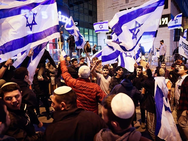 Сотни израильтян участвуют в акции протеста, проходящей на месте теракта в Хадере