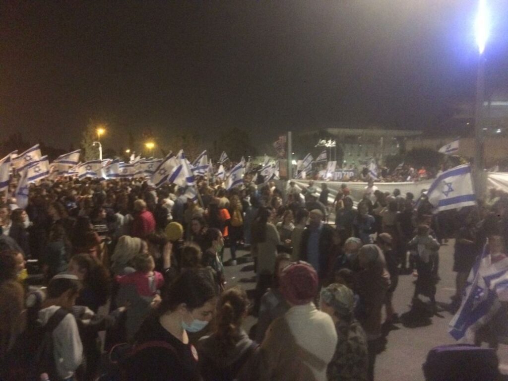 Нетаньяху на митинге правых: “Пришло время вернуться домой”