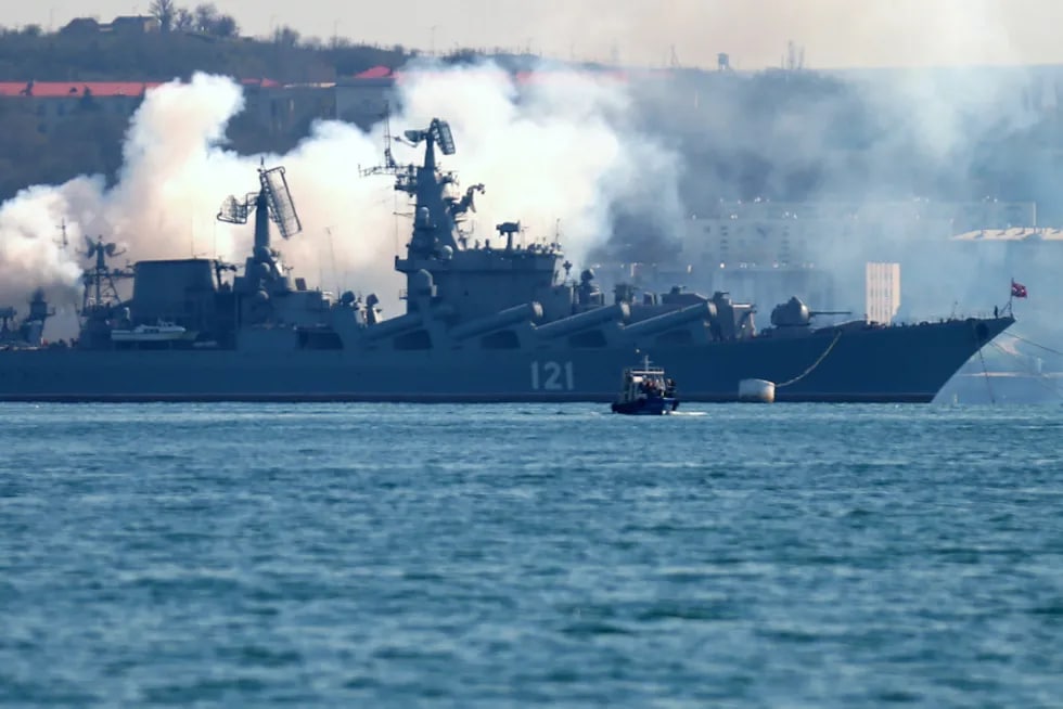 Reuters: Крейсер "Москва" продолжает гореть
