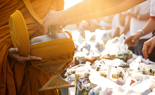 תרומה נזיר תאילנד (צילום: Vasin Lee, shutterstock)
